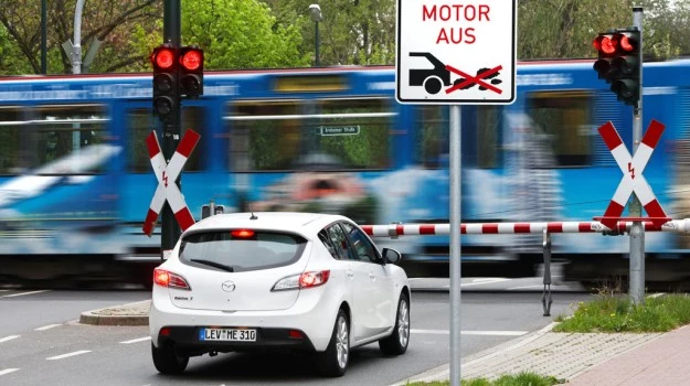 Podczas typowej jazdy miejskiej około 20% czasu samochód stoi. Silnik na postoju zużywa ok. 1 l/h, wyłączanie go ma więc sens. W typowej jeździe miejskiej Start-Stop zaoszczędzi 0,2 l/100 km.