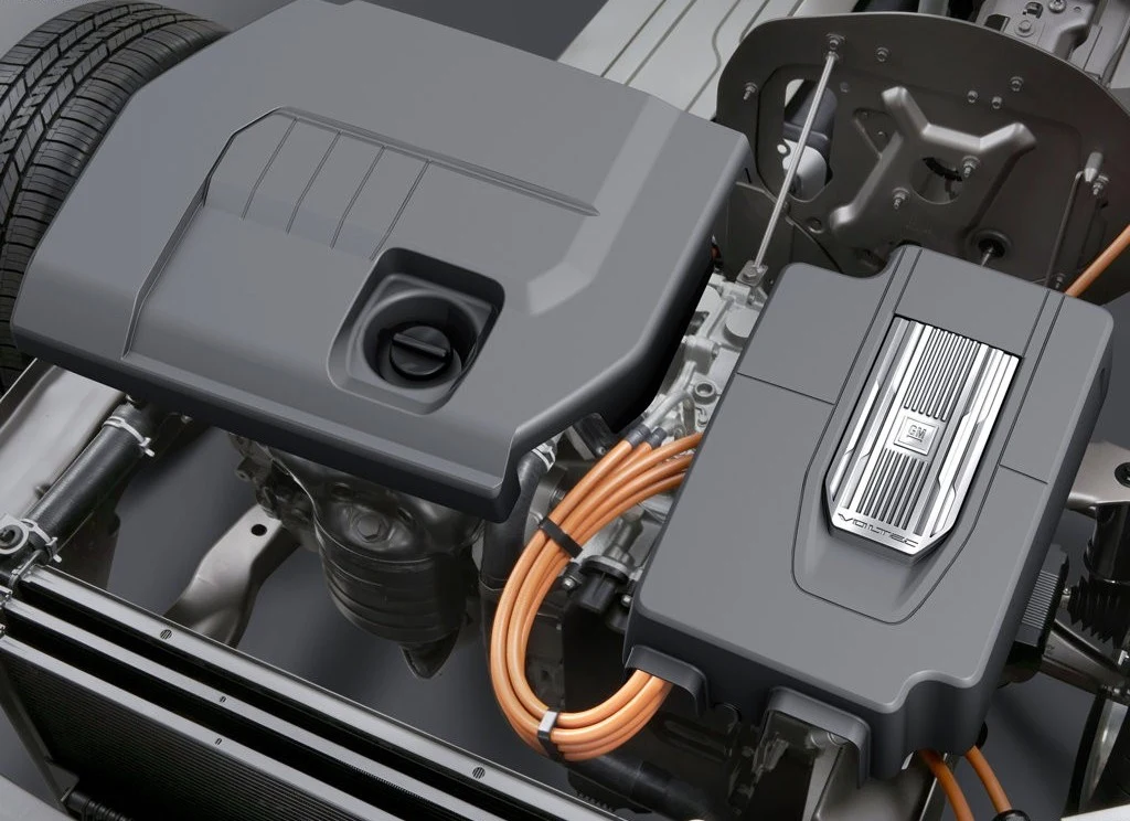 Pod maską widać przede wszystkim dodatkowe źródło napędu Opla - czterocylindrowy silnik benzynowy o pojemności 1,4 l i mocy 86 KM. Pod maską widać przede wszystkim dodatkowe źródło napędu Opla - czterocylindrowy silnik benzynowy o pojemności 1,4 l i mocy 86 KM.