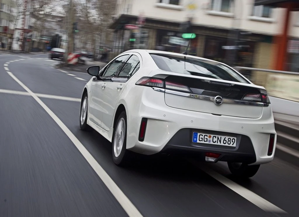 Pojemność bagażnika jest ograniczona przez zespół akumulatorów i wynosi zaledwie 310 litrów. Pojemność bagażnika jest ograniczona przez zespół akumulatorów i wynosi zaledwie 310 litrów.