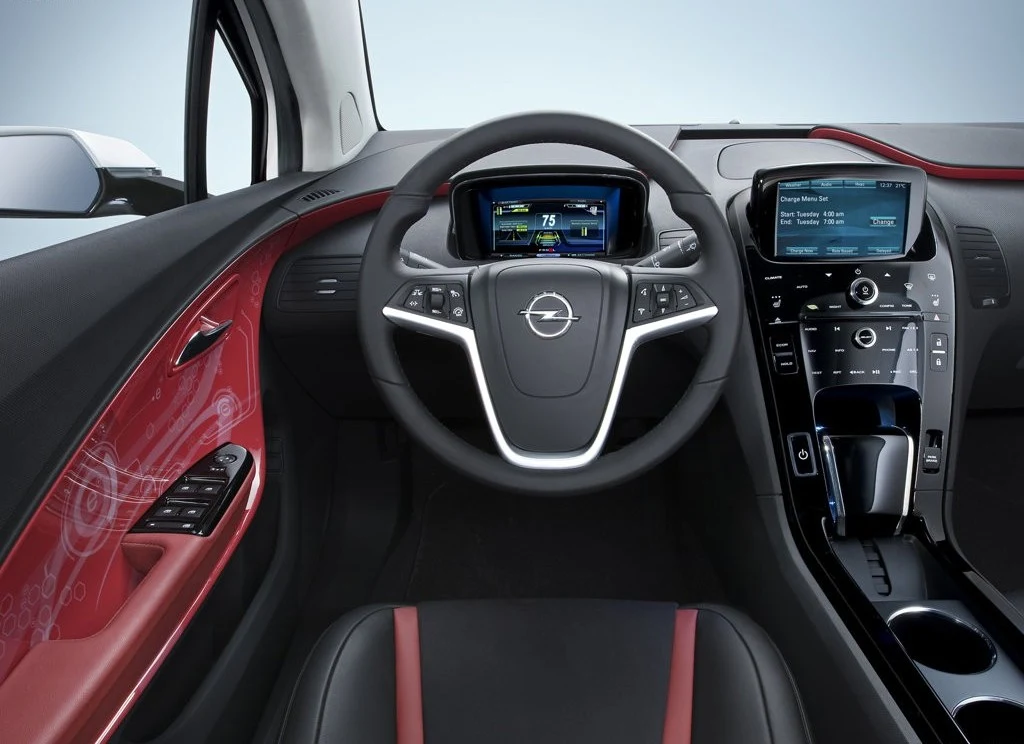 Z przodu miejsca jest całkiem sporo, zarówno na szerokość, jak i nad głową oraz na nogi. Jakość wykończenia wnętrza jest na bardzo wysokim poziomie. Skórzana tapicerka należy do standardu. Z przodu miejsca jest całkiem sporo, zarówno na szerokość, jak i nad głową oraz na nogi. Jakość wykończenia wnętrza jest na bardzo wysokim poziomie. Skórzana tapicerka należy do standardu.