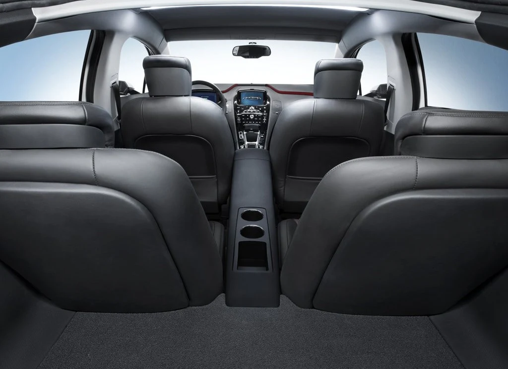 Z tyłu tylko dwa miejsca. Przestrzeni wyraźnie mniej niż z przodu, mniej także niż w tradycyjnych samochodach kompaktowych. Widoczność przez dzieloną tylną szybę jest tylko przeciętna. Z tyłu tylko dwa miejsca. Przestrzeni wyraźnie mniej niż z przodu, mniej także niż w tradycyjnych samochodach kompaktowych. Widoczność przez dzieloną tylną szybę jest tylko przeciętna.