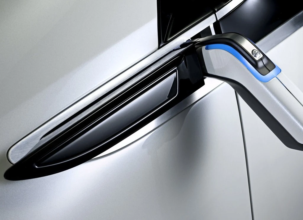 Pod klapką ukryto gniazdko ładowania. Ten proces trwa od 6 do 11 godzin, zależnie od stopnia rozładowania baterii. Pod klapką ukryto gniazdko ładowania. Ten proces trwa od 6 do 11 godzin, zależnie od stopnia rozładowania baterii.