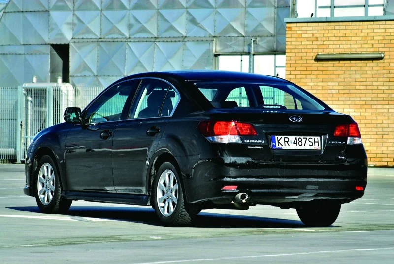 Legacy z 2-litrowym, benzynowym silnikiem i skrzynią bezstopniową zużywa średnio 10,6 l/100 km. Przy masie (1460 kg) i napędzie 4x4 to niezły wynik. Legacy z 2-litrowym, benzynowym silnikiem i skrzynią bezstopniową zużywa średnio 10,6 l/100 km. Przy masie (1460 kg) i napędzie 4x4 to niezły wynik.