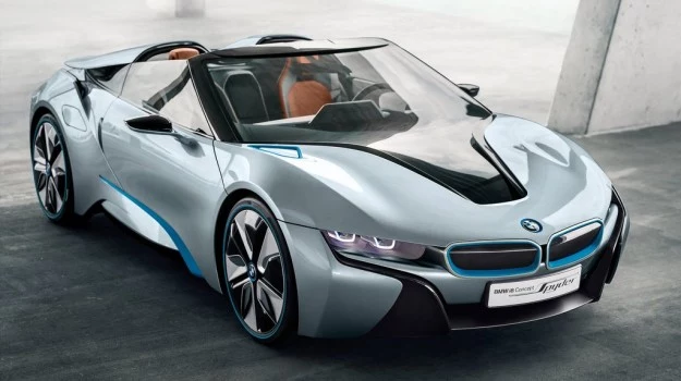 Studyjne BMW i8 Spyder ma napęd hybrydowy o mocy 354 KM. 