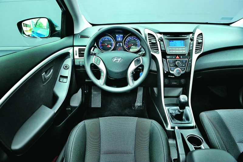 Kształt deski rozdzielczej i30 dobrze pasuje do stylu nadwozia. Pomimo oryginalnego wyglądu, obsługa jest zupełnie konwencjonalna i nie wymaga przyzwyczajenia. Kształt deski rozdzielczej i30 dobrze pasuje do stylu nadwozia. Pomimo oryginalnego wyglądu, obsługa jest zupełnie konwencjonalna i nie wymaga przyzwyczajenia.