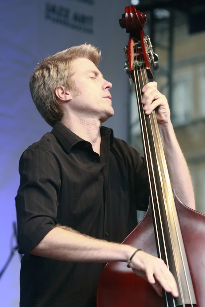 Podoba ci si Kyle Eastwood? Podobny do ojca?