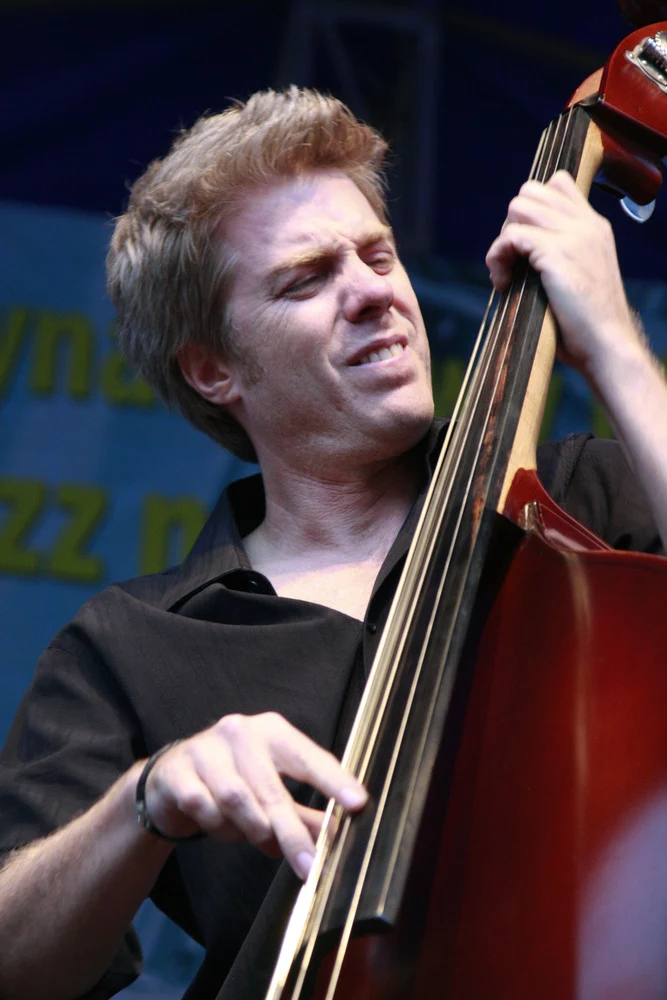 Podoba ci si Kyle Eastwood? Podobny do ojca?