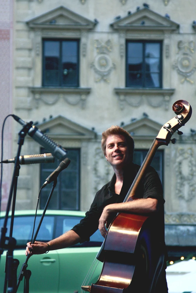 Podoba ci si Kyle Eastwood? Podobny do ojca?