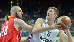 Marcin Gortat (z lewej) w towarzyskim meczu z Niemcami