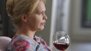 Anka (Magdalena Stużyńska) topi smutki w alkoholu