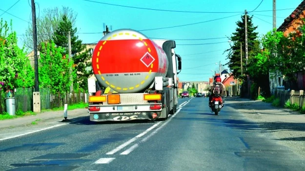 Na zakręcie oznaczonym znakami ostrzegawczymi i na skrzyżowaniu nie można wyprzedzać motocykla, przepisy jednak dopuszczają wyprzedzanie motorowerów. Na zakręcie oznaczonym znakami ostrzegawczymi i na skrzyżowaniu nie można wyprzedzać motocykla, przepisy jednak dopuszczają wyprzedzanie motorowerów.