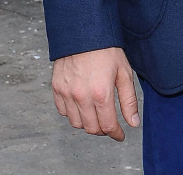 Na prawej ręce aktora próżno szukać obrączki