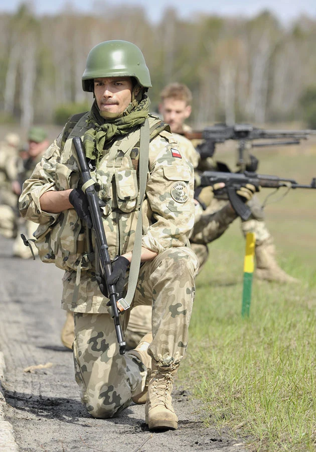 Mikołaj Krawczyk na planie serialu "Misja: Afganistan". Ucieka w pracę przed problemami w związku? Mikołaj Krawczyk na planie serialu "Misja: Afganistan". Ucieka w pracę przed problemami w związku?