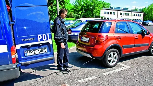 Policjanci w specjalnie wyposażonych radiowozach mają możliwość skontrolowania toksyczności spalin.