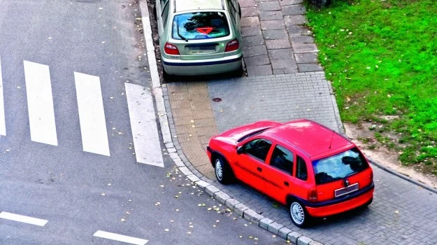 Za parkowanie w pobliżu pasów grozi mandat w wysokości od 100 do 300 zł i 1 punkt karny.