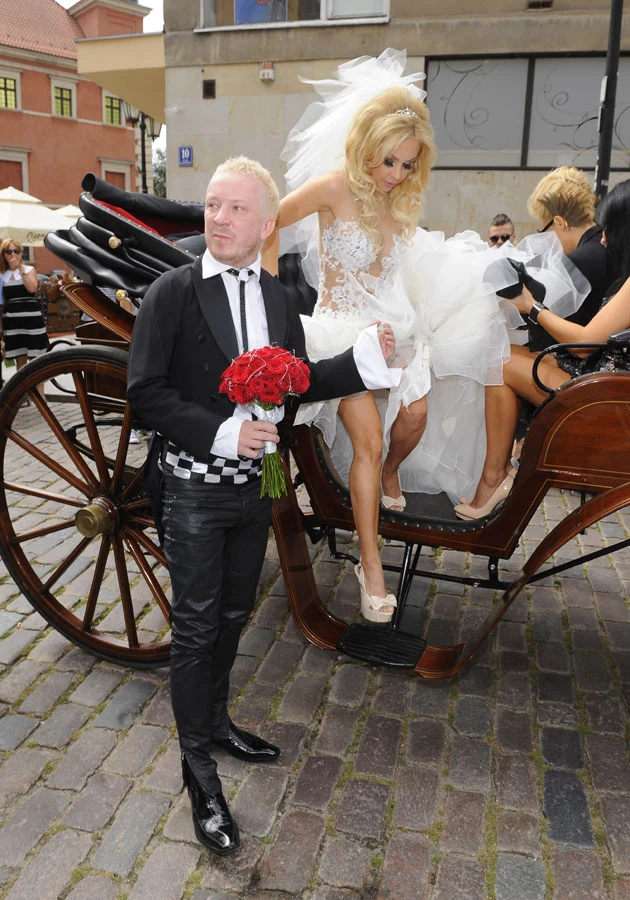 Do urzędu stanu cywilnego para przyjechała w karocy Do urzędu stanu cywilnego para przyjechała w karocy