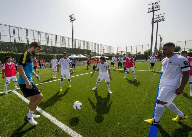 Trening z Gerardem Pique to niezapomniane przeżycie dla młodych piłkarzy