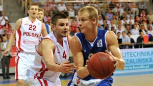 Dardan Berisha (z lewej) walczy o piłkę z Finem Sasu Salinem