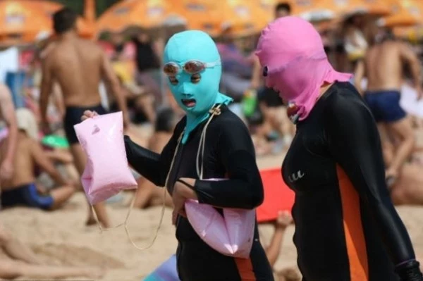 Tak dziwacznie ubrane osoby możemy spotkać na chińskich plażach