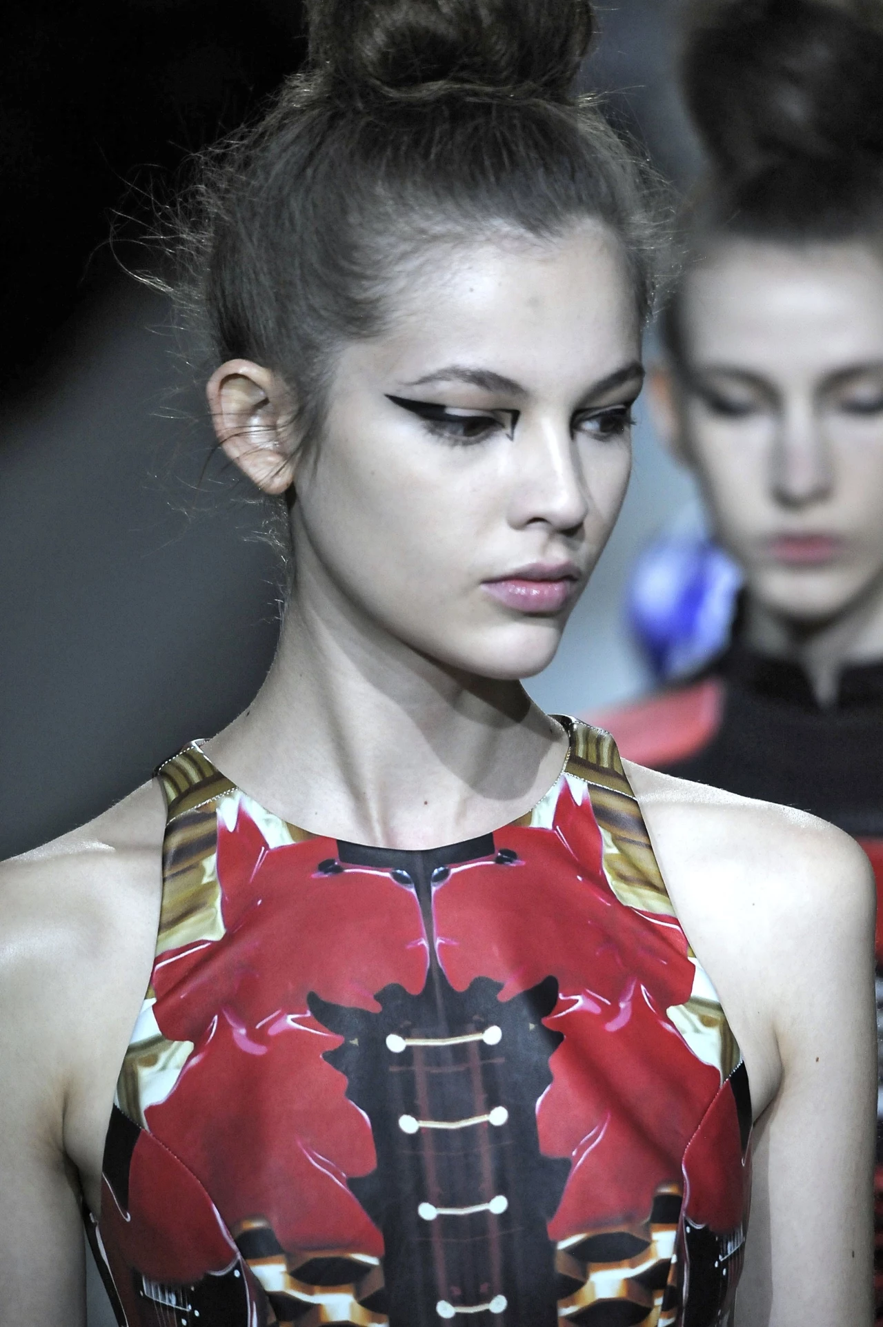 Graficzny wzór na pokazie Mary Katrantzou Graficzny wzór na pokazie Mary Katrantzou