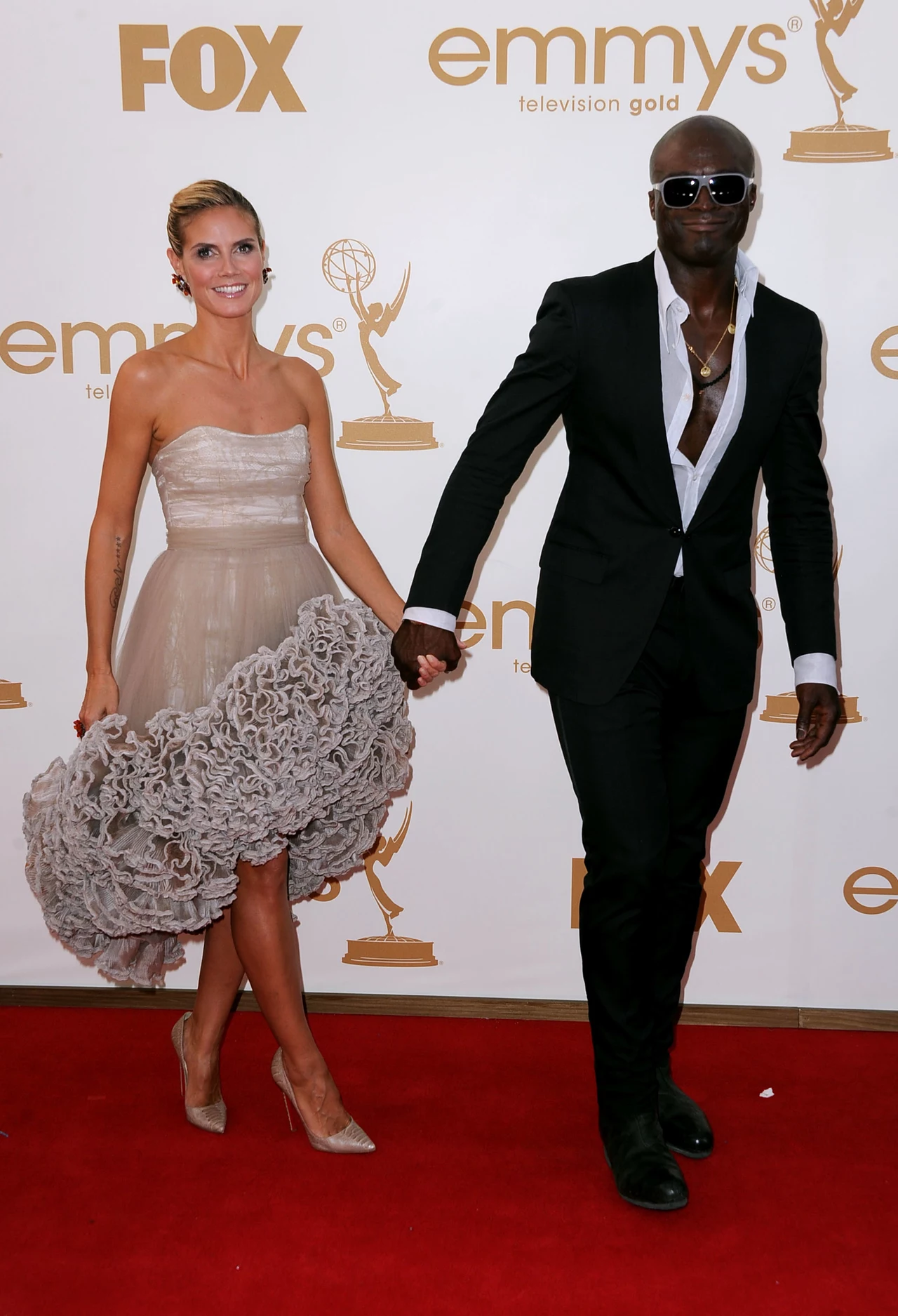 Modelka Heidi Klum i piosenkarz Seal podjęli decyzję o rozwodzie po 7 latach małżeństwa. Teraz kłóca sie o to, z kim zamieszka ich czwórka dzieci. Modelka Heidi Klum i piosenkarz Seal podjęli decyzję o rozwodzie po 7 latach małżeństwa. Teraz kłóca sie o to, z kim zamieszka ich czwórka dzieci.