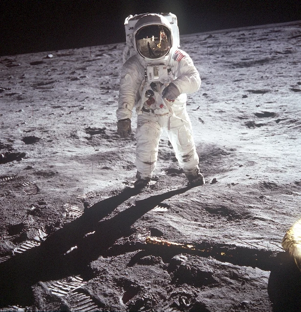 Księżycowy spacer Neil`a Armstronga Księżycowy spacer Neil`a Armstronga