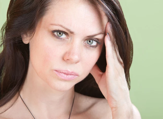 Podczas PMS ból głowy i rozdrażnienie to normalne objawy