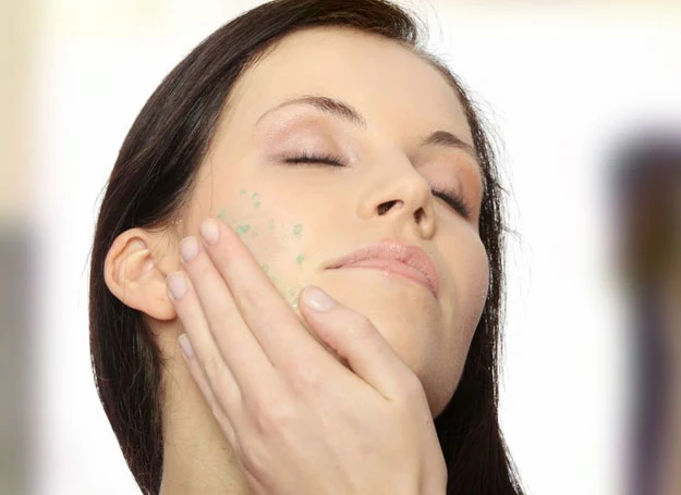 Naturalny peeling warto wykonać po dokładnym oczyszczeniu skóry twarzy
