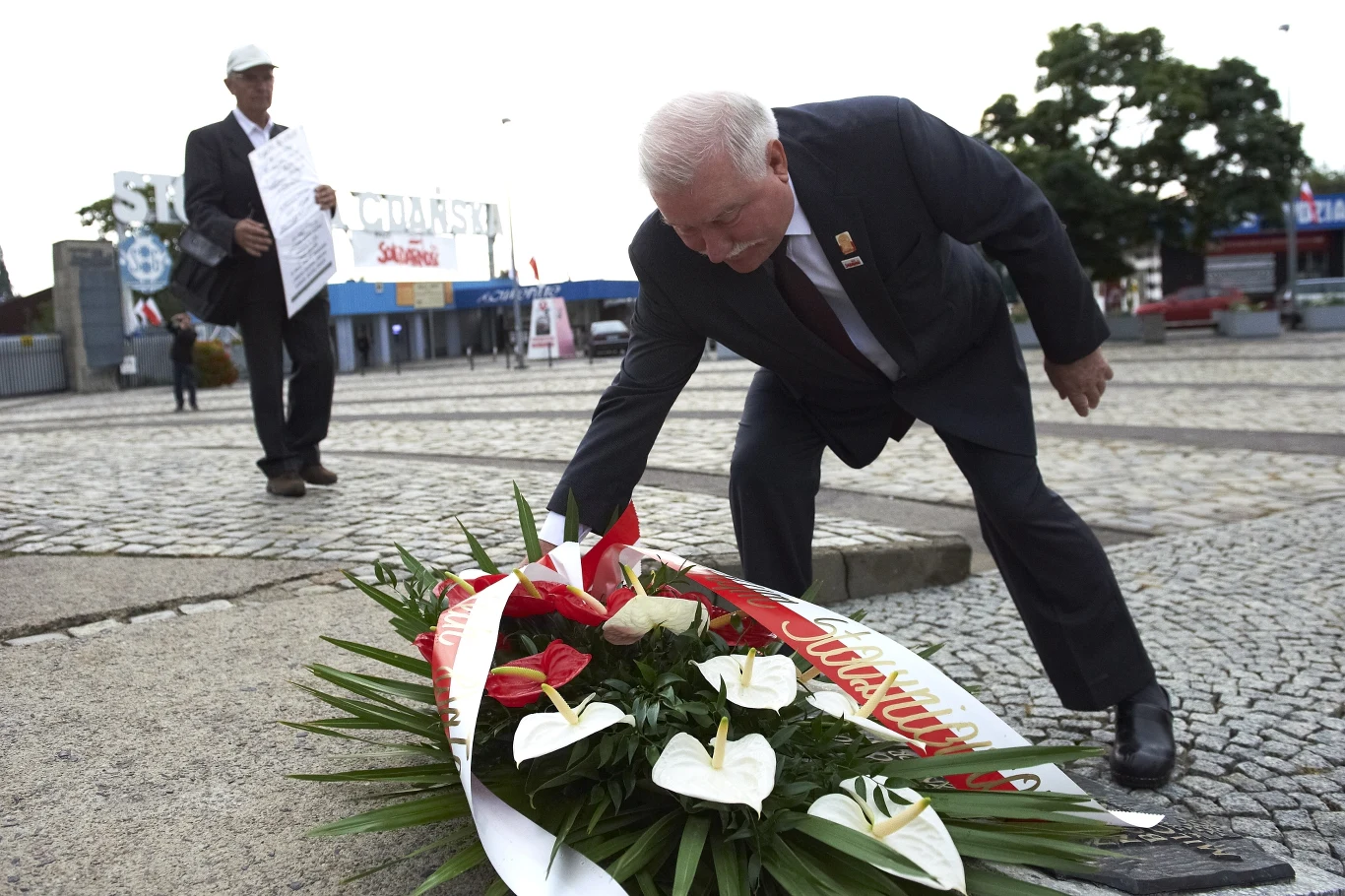 legendarny przywódca "Solidarności" Lech Wałęsa samotnie składa kwiaty przed Pomnikiem Poległych Stoczniowców w Gdańsku legendarny przywódca "Solidarności" Lech Wałęsa samotnie składa kwiaty przed Pomnikiem Poległych Stoczniowców w Gdańsku