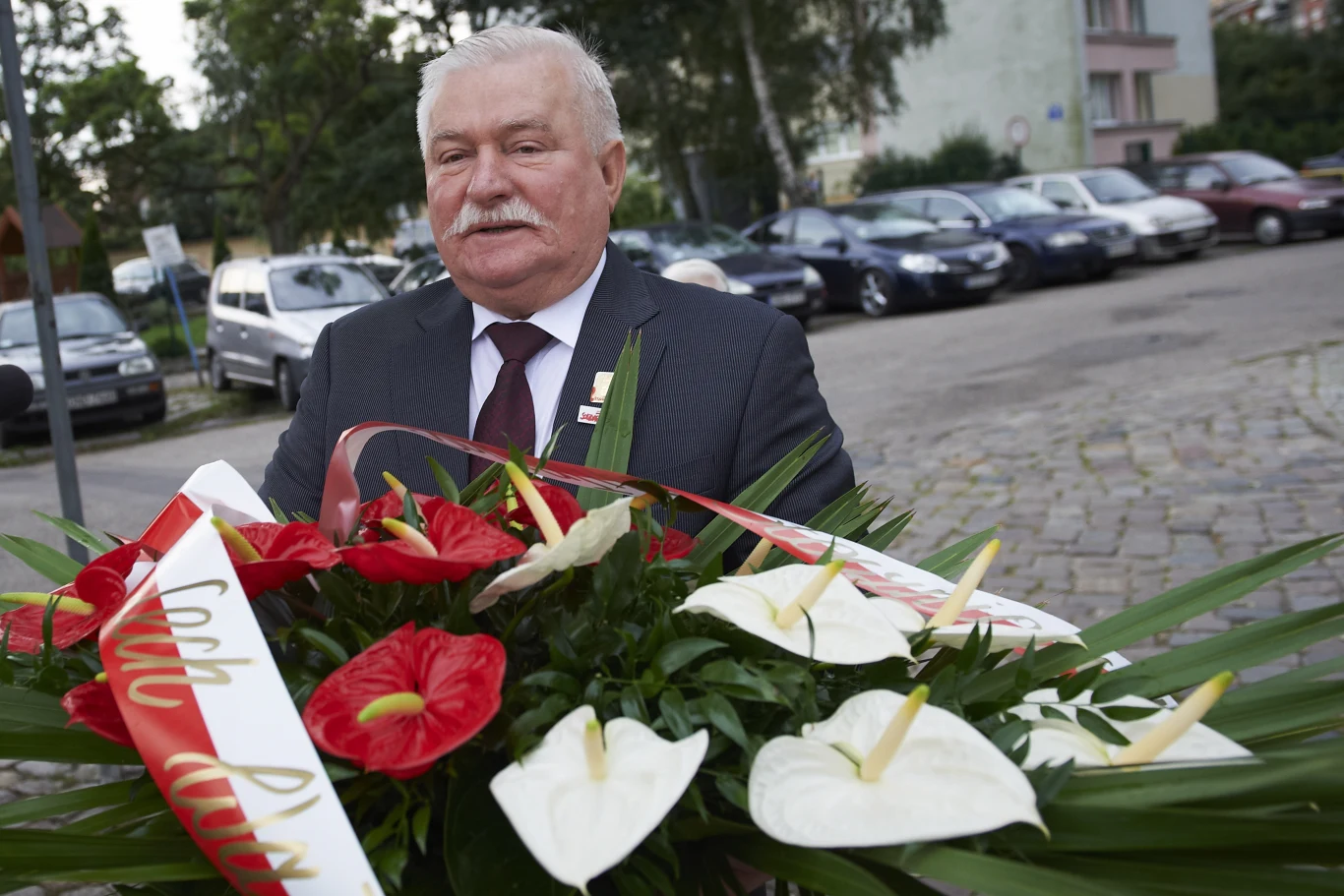 legendarny przywódca "Solidarności" Lech Wałęsa samotnie składa kwiaty przed Pomnikiem Poległych Stoczniowców w Gdańsku legendarny przywódca "Solidarności" Lech Wałęsa samotnie składa kwiaty przed Pomnikiem Poległych Stoczniowców w Gdańsku