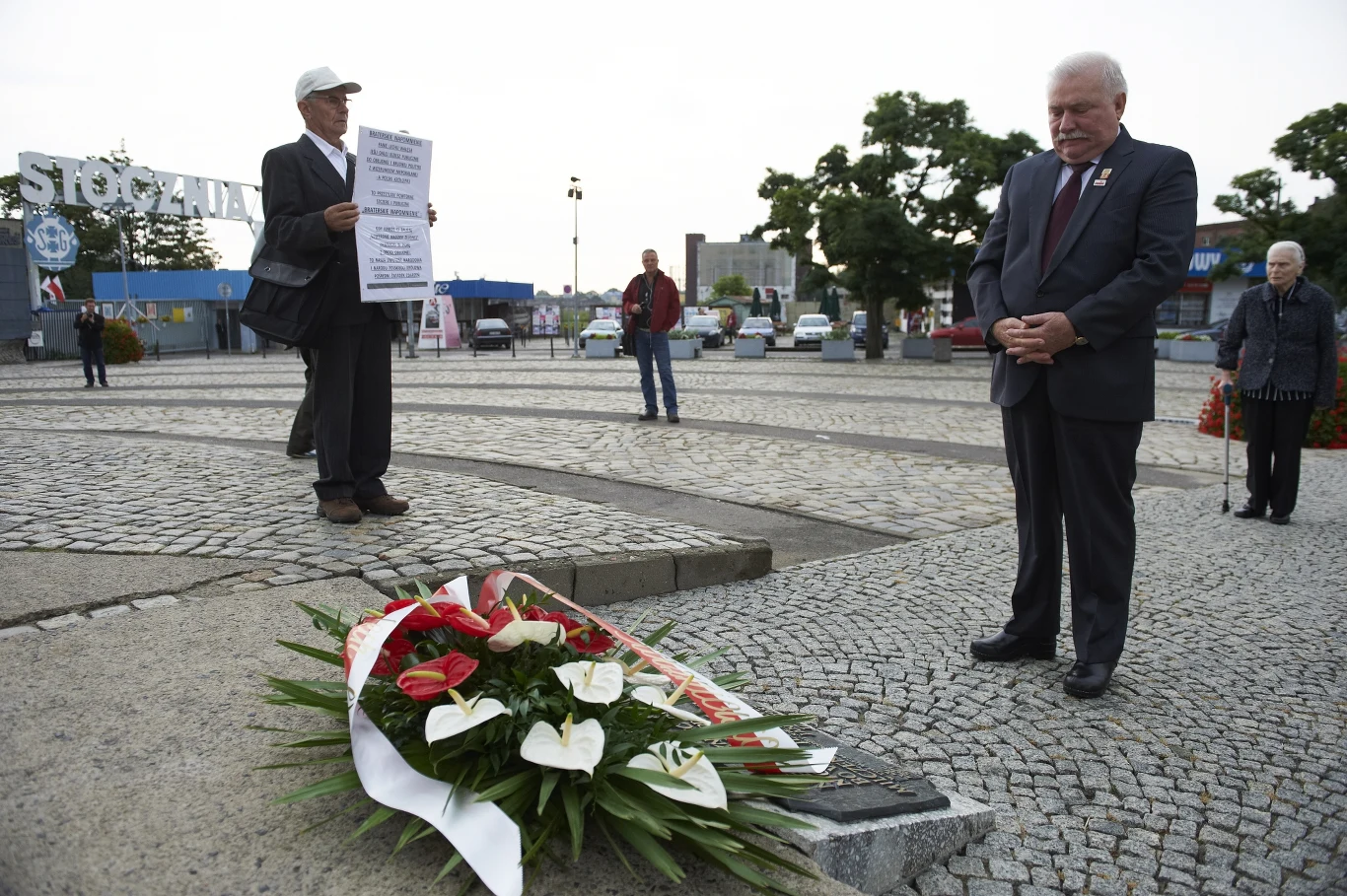 legendarny przywódca "Solidarności" Lech Wałęsa samotnie składa kwiaty przed Pomnikiem Poległych Stoczniowców w Gdańsku legendarny przywódca "Solidarności" Lech Wałęsa samotnie składa kwiaty przed Pomnikiem Poległych Stoczniowców w Gdańsku