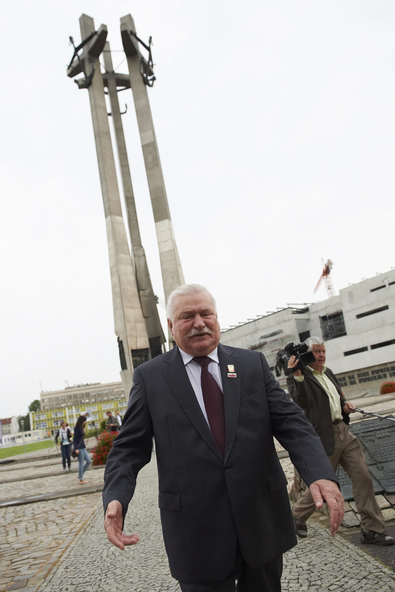 Lech Wałęsa samotnie złożył kwiaty przed Pomnikiem Poległych Stoczniowców w Gdańsku Lech Wałęsa samotnie złożył kwiaty przed Pomnikiem Poległych Stoczniowców w Gdańsku