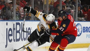 Z lewej Dennis Seidenberg z Boston Bruins