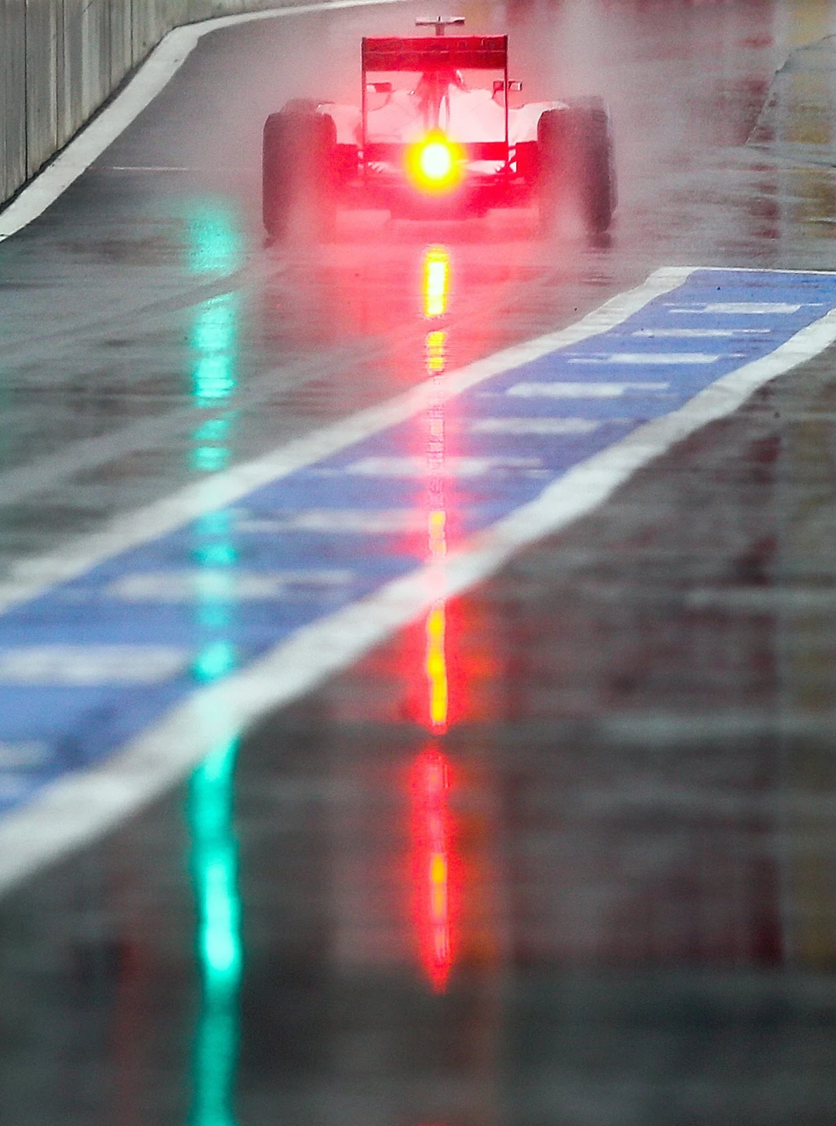 Deszcz na torze Spa niemal uniemożliwił przeprowadzenie treningów F1 Deszcz na torze Spa niemal uniemożliwił przeprowadzenie treningów F1