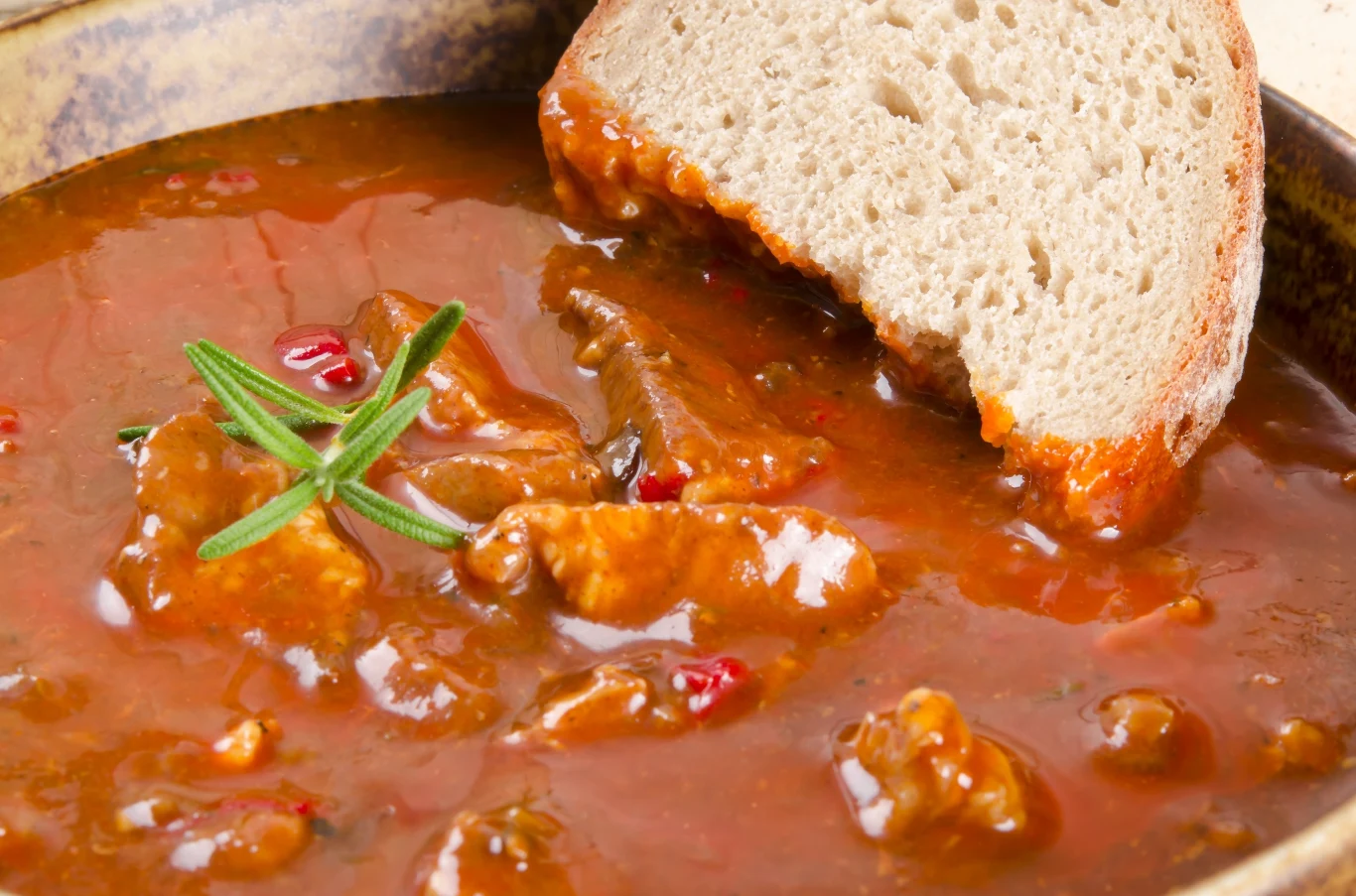 Zupa gulaszowa jest niezwykle pożywna Zupa gulaszowa jest niezwykle pożywna