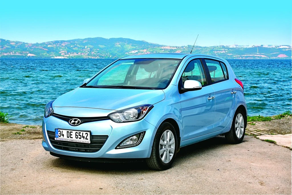 Oryginalny, sześciokątny grill i bardziej płaskie reflektory, czyli nowa "twarz" Hyundaia i20.