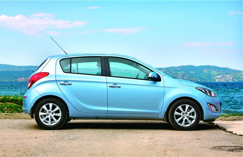 Z boku samochód wygląda prawie identycznie jak poprzednik, ale zmienione zderzaki z przodu i z tyłu spowodowały jego wydłużenie o 5,5 cm. 