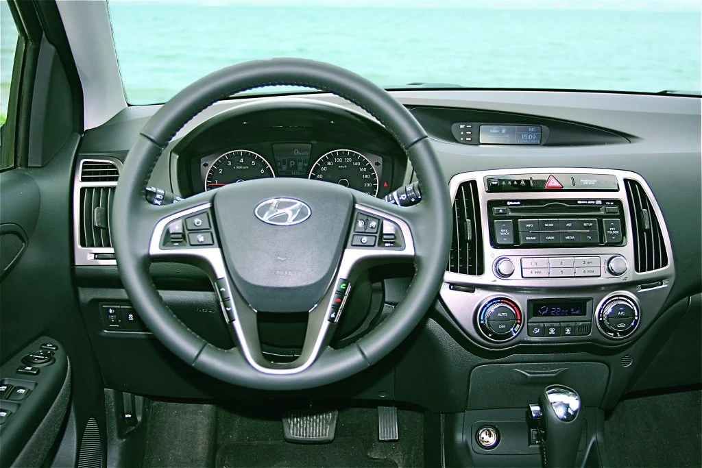 Kokpit przypomina ten z poprzedniego modelu, ale jakość materiałów jest zdecydowanie lepsza. Ergonomia bez zarzutu.