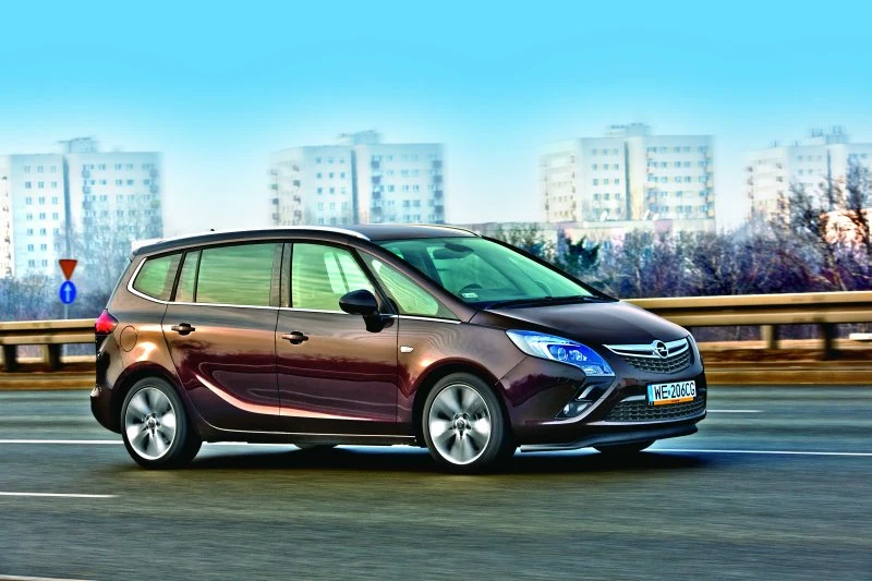 Charakterystyczny kształt reflektorów połączonych z wlotami w zderzaku – podobnie będą wyglądały z tej strony kolejne nowe Ople.