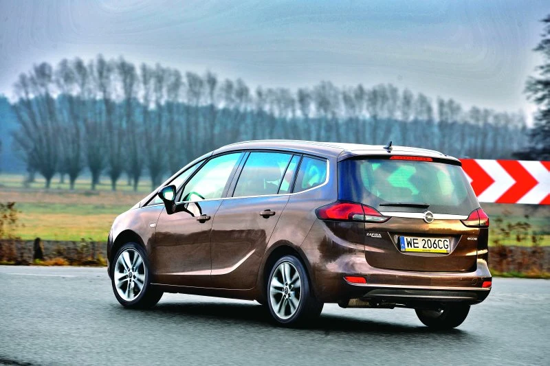 Dynamiczna linia z wyraźnymi przetłoczeniami z boku. Uwagę zwracają długie tylne drzwi.