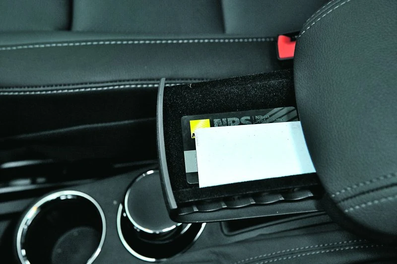 Podłokietnik nie jest duży, za to kryje szufladkę, dzięki której ważne rzeczy możemy mieć zawsze pod ręką.