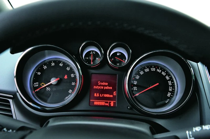 Wzorowa czytelność, niemęczące oczu podświetlenie – na złą ocenę zasługuje tu tylko nieco archaiczny, czerwony ekran komputera pokładowego.