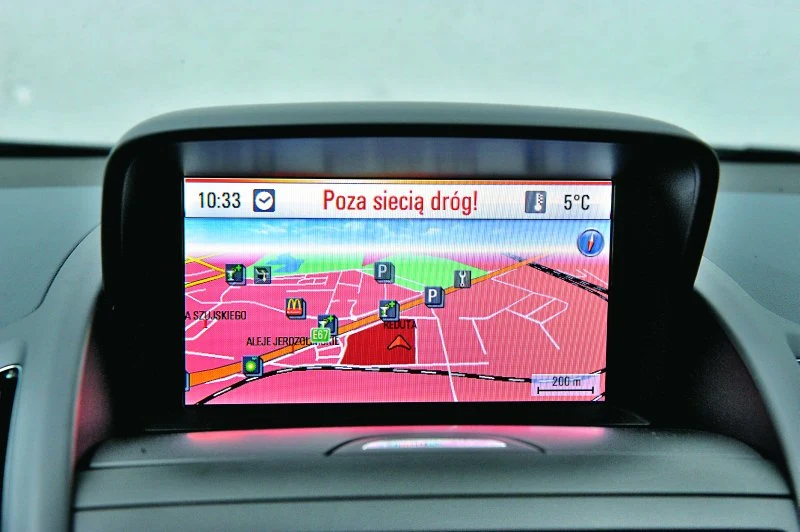 Główny ekran i ten mniejszy za kierownicą posługują się językiem polskim. 