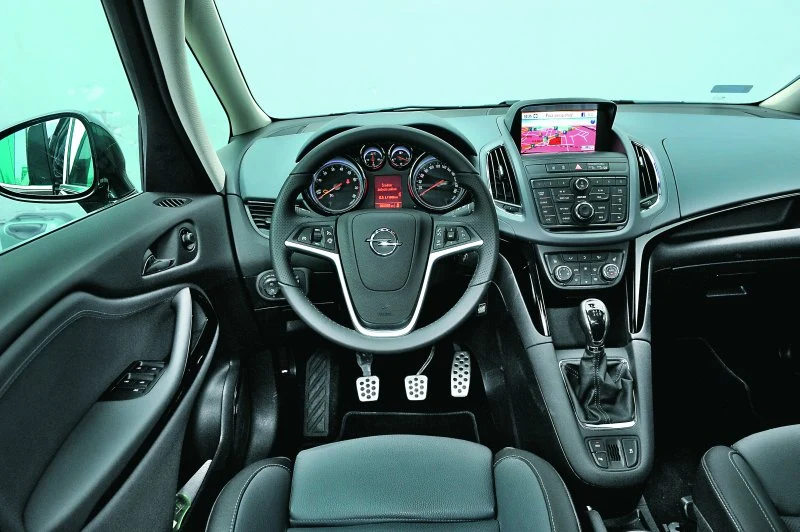 Podobnie wyglądają kokpity Corsy, Merivy, Astry i Insigni, ale ten wyróżnia się wysoko położoną konsolą centralną, dzięki której dźwignia zmiany biegów jest bliżej kierownicy.