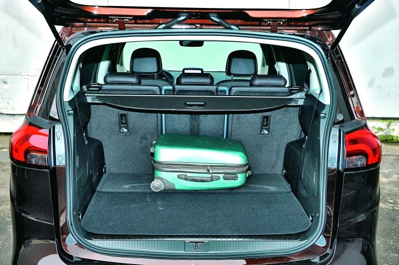 Foremny bagażnik mieści 642 litry. 