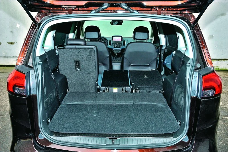 Po złożeniu drugiego rzędu siedzeń otrzymujemy płaską podłogę o długości 185 cm, a bagażnik rośnie do 1792 l. Szkoda że lukę za złożonymi fotelami 2. rzędu można zasłonić tylko gdy złożymy wszystkie trzy. 