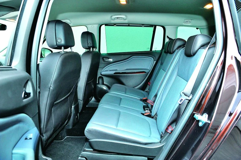 Kiedy fotel kierowcy odsuniemy metr od pedałów, jadący za nim ma 74 cm na nogi - to jeden z lepszych wyników w klasie.