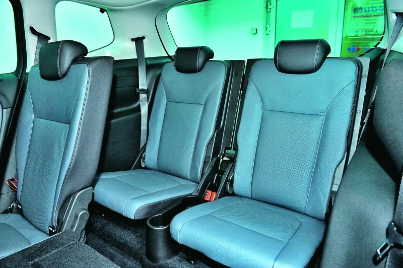 W trzecim rzędzie siedzeń w miarę wygodnie usiądą tylko dzieci. Zafira mieści w takiej konfiguracji 7 osób, ale jej bagażnik maleje do 152 l.