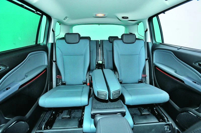 Gdy w 2. rzędzie jadą dwie osoby, mogą złożyć środkowy fotel i nieco zsunąć swoje (siedzą wtedy dalej od drzwi i otrzymują wygodny podłokietnik)...