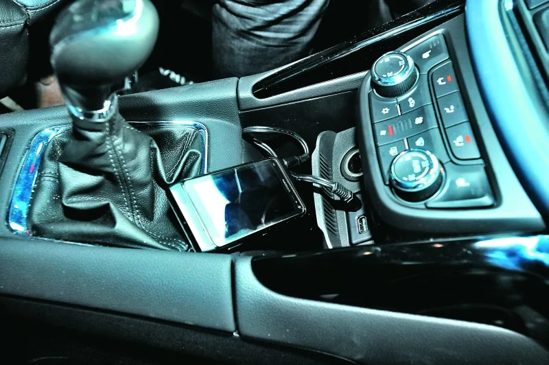 Pod panelem klimatyzacji kryje się szuflada z gniazdkiem 12V, wejściami USB i AUX oraz na kartę SD.